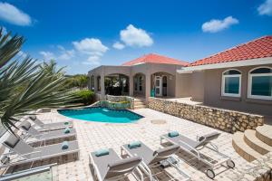 une villa avec piscine et mobilier de jardin dans l'établissement Villa Mongoose - vue exceptionnelle, à Saint-Martin