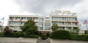 un hotel con un cartel en la parte delantera en Park Hotel Campitelli, en Larino