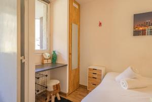 een kleine slaapkamer met een bed en een bureau bij Apartment Grepon 3A in Chamonix-Mont-Blanc