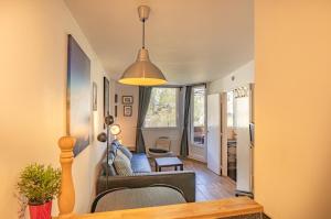 een woonkamer met een bank en een tafel bij Apartment Grepon 3A in Chamonix-Mont-Blanc