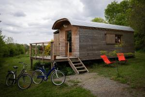 een klein huis met twee fietsen die er voor geparkeerd staan bij Ferme de Pitoué in Campbon