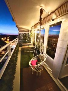 un portico con un'altalena su un balcone di notte di Hearth of Brussels Gateway a Bruxelles