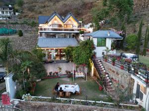 The Bougainvillea Retreat - A Luxury Private Pool Villa in Dehradun في دهرادون: اطلالة جوية على منزل مع طاولة