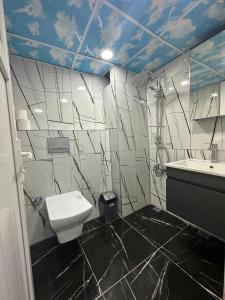 La salle de bains est pourvue de toilettes et d'un lavabo. dans l'établissement IMMOR AKKUS HOTEL, à Istanbul