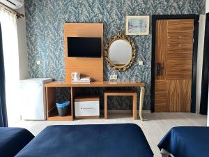 - une chambre avec un miroir et un bureau avec un miroir dans l'établissement Serenity suites Hotel, à Antalya