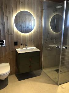 La salle de bains est pourvue d'un lavabo et d'une douche. dans l'établissement Golsfjellet - new modern cabin with fantastic view, à Golsfjellet