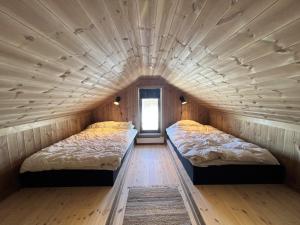- deux lits dans une chambre avec un tunnel dans l'établissement Golsfjellet - new modern cabin with fantastic view, à Golsfjellet