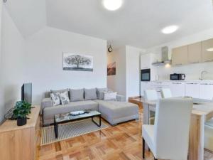 salon z kanapą i stołem w obiekcie Pool apartment Leonardo w mieście Gornji Karin