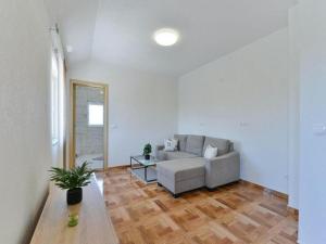 salon z kanapą i stołem w obiekcie Pool apartment Leonardo w mieście Gornji Karin