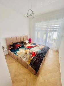 Horizon Park 9 Boszkowo في بوزكوفو: سرير كبير في غرفة نوم مع أرضية خشبية
