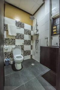 W łazience znajduje się toaleta, umywalka i prysznic. w obiekcie Bau rivage hotel w mieście Akwa