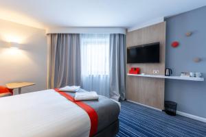 Holiday Inn Express London Croydon, an IHG Hotel tesisinde bir odada yatak veya yataklar