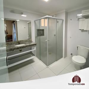 a bathroom with a glass shower and a toilet at Piazza com acesso ao Acqua Park in Caldas Novas