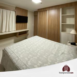a bedroom with a large bed and a television at Piazza com acesso ao Acqua Park in Caldas Novas