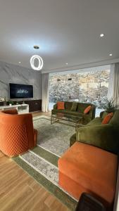 哈達的住宿－Jeema lodge，客厅配有两张沙发和一台电视