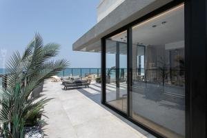 uma varanda de uma casa com vista para o oceano em פנטהאוז 2 חדרים עם בריכה וג'קוזי em Haifa