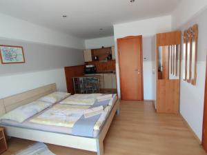 Posteľ alebo postele v izbe v ubytovaní Aranyhal apartman