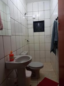 Casa 11 hóspedes Temporada em Ribeirão في ريبيراو بريتو: حمام مع حوض ومرحاض