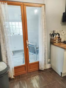 ein Badezimmer mit einer Glasschiebetür und einem Stuhl in der Unterkunft Maison de 2 chambres avec jardin clos et wifi a Vierzon in Vierzon