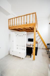 Cette chambre comprend un lit en mezzanine et un bureau. dans l'établissement Merveilleux studio 1 près de Paris, à Neuilly-Plaisance