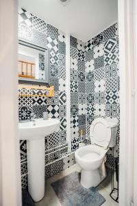 a bathroom with a toilet and a sink at Merveilleux studio à côté de Paris et Disney in Neuilly-Plaisance