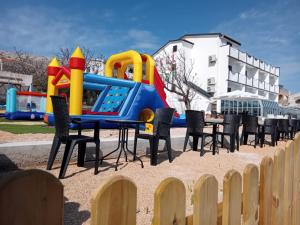 Herní místnost nebo prostor pro děti v ubytování Hotel Biser