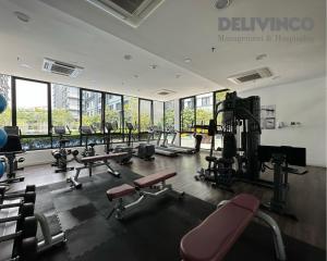 un gimnasio con mucho equipamiento en un edificio en Kamalinda Haven: 3BR/2BA - Steps Away for 5pax, en Shah Alam