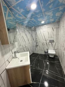 La salle de bains est pourvue d'un lavabo et de toilettes. dans l'établissement IMMOR AKKUS HOTEL, à Istanbul