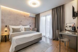 sypialnia z dużym łóżkiem i dużym oknem w obiekcie Guesthouse Čivljak w Baskiej Vodzie