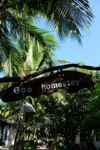 Znak dla dobrej drogi, wiszącej na palmie. w obiekcie Gạo Homestay w mieście Mui Ne