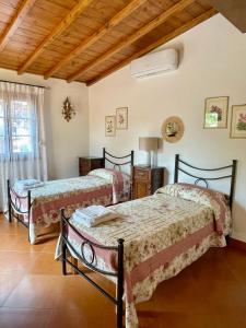 - une chambre avec 3 lits dans l'établissement Villa Elisa, à Scarperia