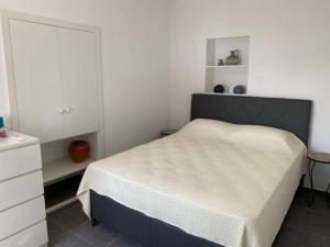 パレオ・ティフリキにあるMystique Serenityの小さなベッドルーム(ベッド1台、ドレッサー付)
