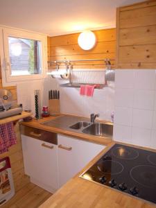 Kuhinja oz. manjša kuhinja v nastanitvi Chalet des Myrtilles - chalet cosy avec vue
