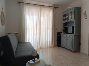 een woonkamer met een bank en een magnetron bij Apartamento_Cala_Blanca in Alcossebre