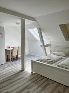 Postel nebo postele na pokoji v ubytování Hotel Lübecker Hof