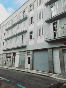 - un bâtiment blanc avec balcon sur le côté d'une rue dans l'établissement Flat Triana, à Las Palmas de Gran Canaria