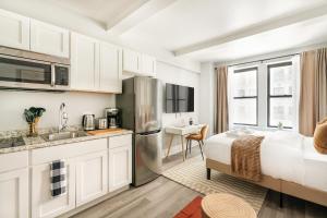 cocina y dormitorio con cama y lavamanos en 73-1104 New Studio UWS Doorman Gym, en Nueva York