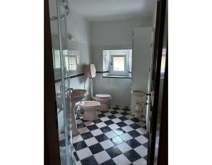 La salle de bains est pourvue de toilettes et d'un lavabo. dans l'établissement La Casa Del Tiglio, à Borgo San Lorenzo