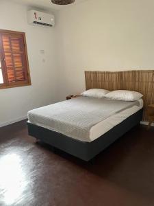 a bedroom with a bed in a room at Vila Guaraú in Peruíbe