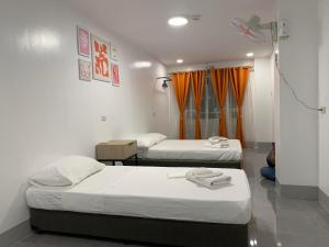 Un pat sau paturi într-o cameră la MAMORI HOTEL
