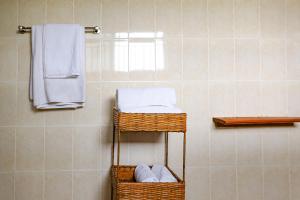 łazienka z 3 koszami i ręcznikami na ścianie w obiekcie Perfect Beach House In Kigamboni w mieście Dar es Salaam