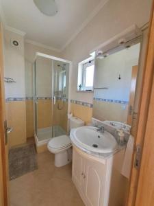 Koupelna v ubytování SeaView Garden Pool 5 min walk to Luz beach Lagos