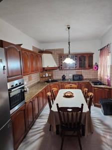 une cuisine avec une table et des chaises. dans l'établissement House at Mosta view to Mdina, à Mosta