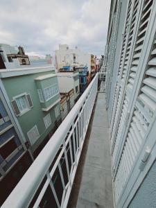 Elle offre une vue sur un balcon d'un bâtiment. dans l'établissement Flat Triana, à Las Palmas de Gran Canaria