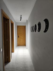 un couloir avec une porte et du carrelage dans l'établissement Flat Triana, à Las Palmas de Gran Canaria
