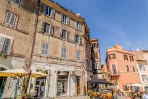 an old building with an umbrella in front of it at Difa's Home Tivoli centro in Tivoli