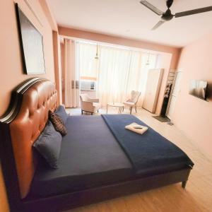 een slaapkamer met een groot bed in een kamer bij Hotel Vandana stay sec-08 in New Delhi