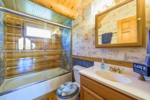Koupelna v ubytování Log cabin- Lake- kayaks- close to South Haven + 47 fotografií