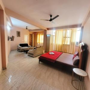 un soggiorno con un grande letto e un divano di Hotel Vandana stay sec-08 a Nuova Delhi