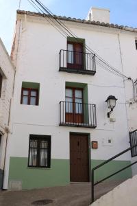 翁達的住宿－La Casa del Castell，白色的建筑,设有窗户和门